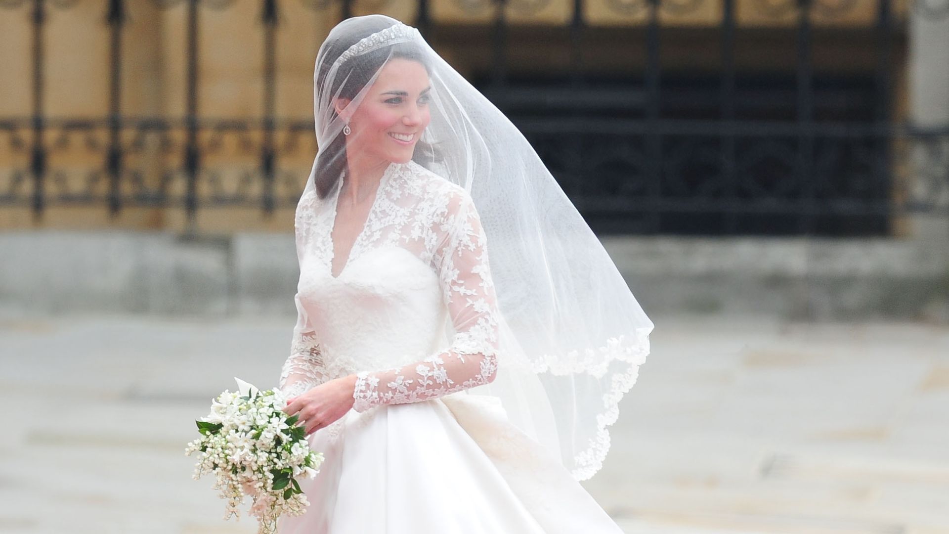Kate Middleton llegando a la Abadía de Westminster el día de su boda, con un ramo de novia de flores blancas