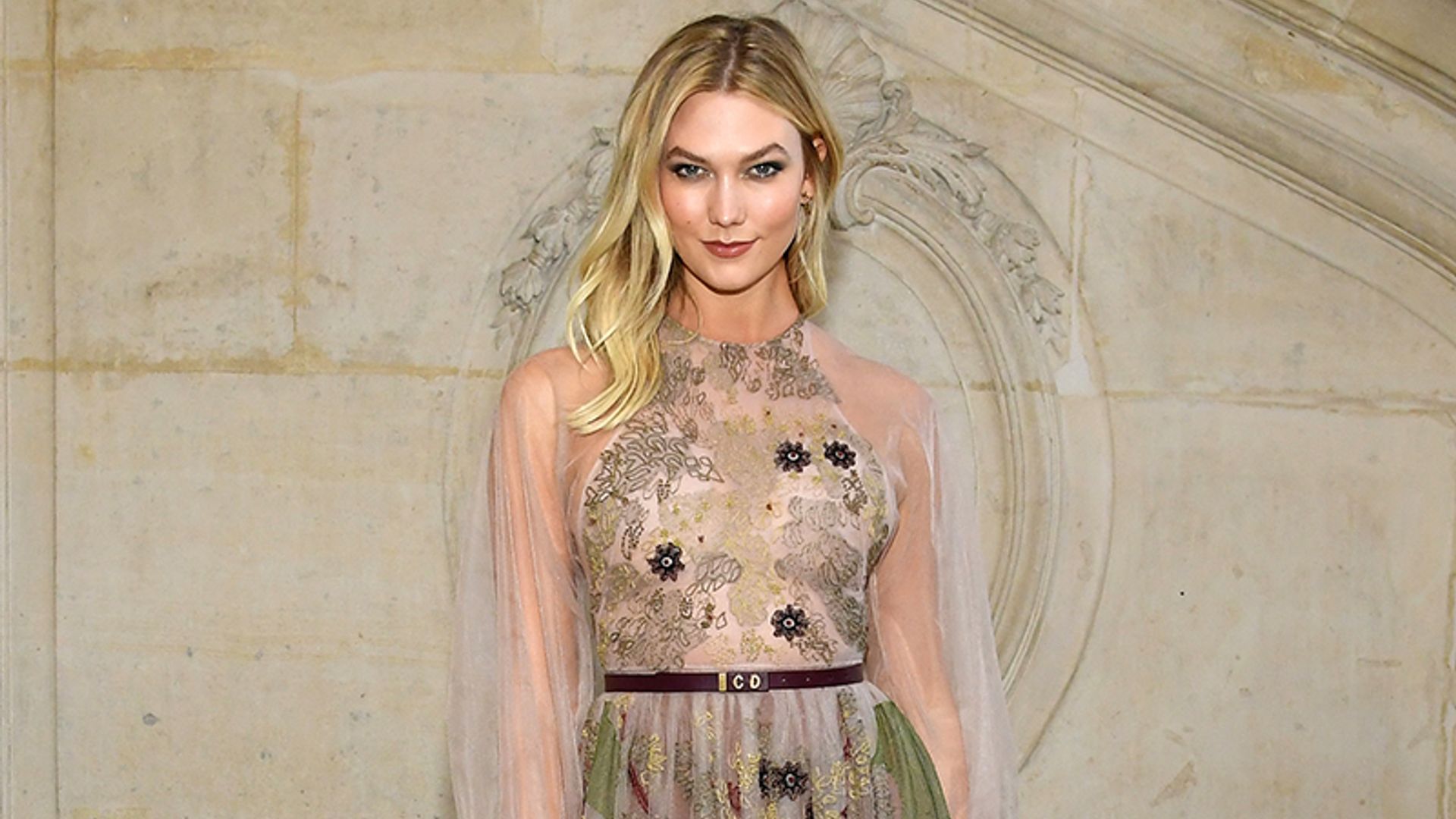Los zapatos, cómo llevaron los anillos... Karlie Kloss desvela los detalles de su boda un año después