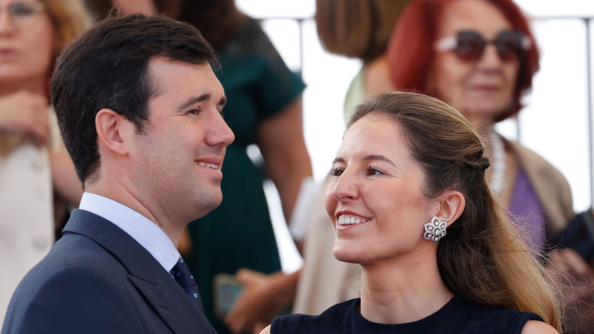 Victoria López-Quesada, protagonista de la boda del verano, muy emocionada en la jura de bandera de su hermano ante los Reyes