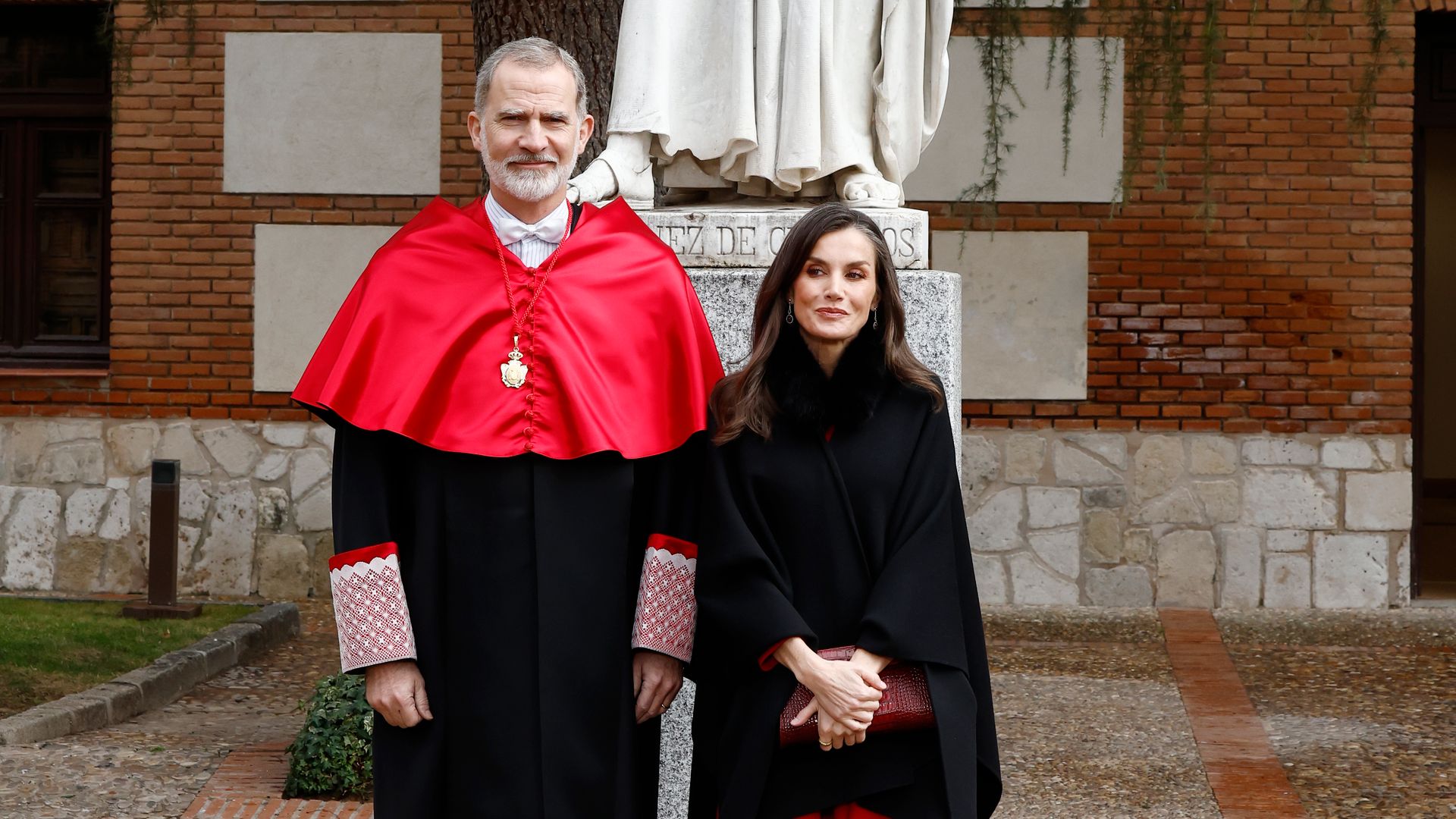 La reina Letizia estrena un vestido español de color cereza, ideal para las invitadas más elegantes
