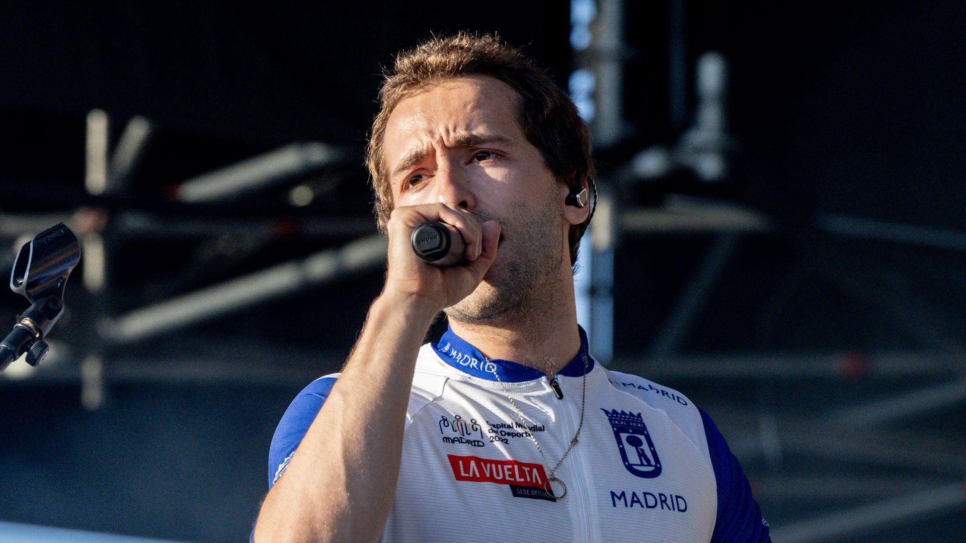 Álvaro Rivas, vocalista de la banda Alcalá Norte, en el Mad Cool de 2025  