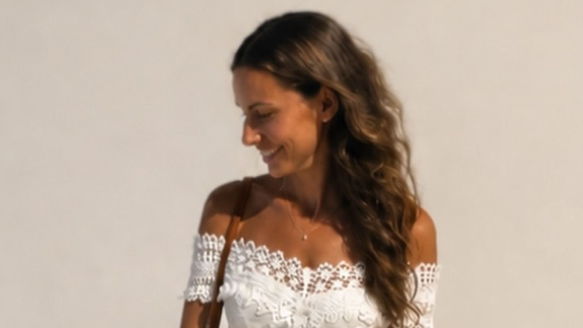 Ana Boyer, espléndida con vestido blanco y muy bronceada tras el primer verano con su hija, sale de cena con Tamara Falcó y sus "personas vitamina"