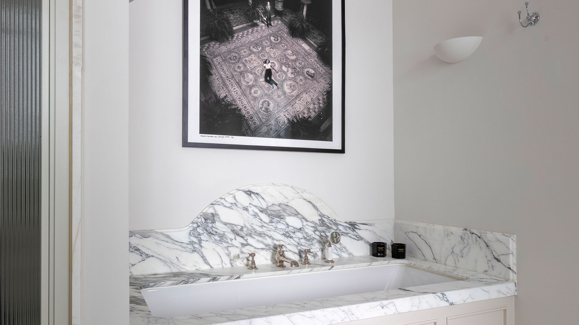 Baño con fotografía sobre la bañera. Proyecto de Punto M Estudio