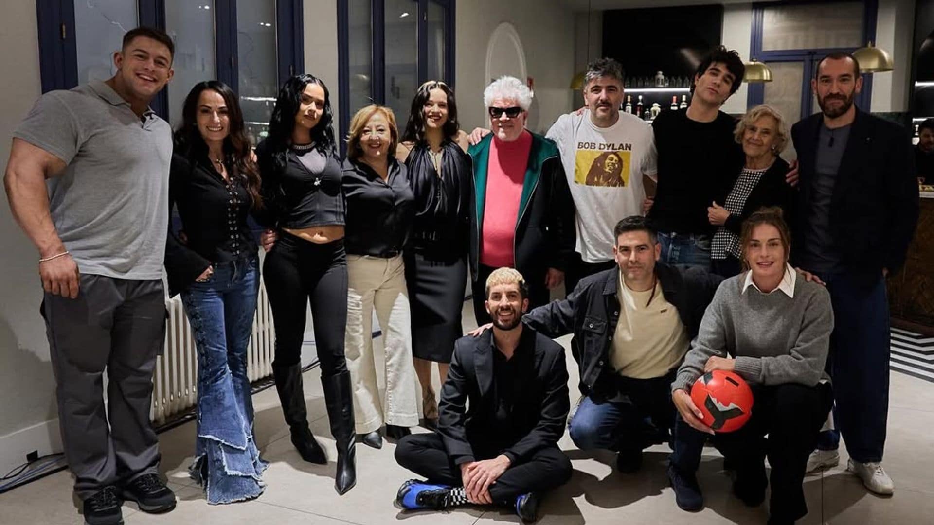 "Nuestros adorables vecinos" es el título de esta foto, compartida por 'La Revuelta' en sus redes sociales, en la que aparece Rosalía entre Carmen Machi y Pedro Almodóvar