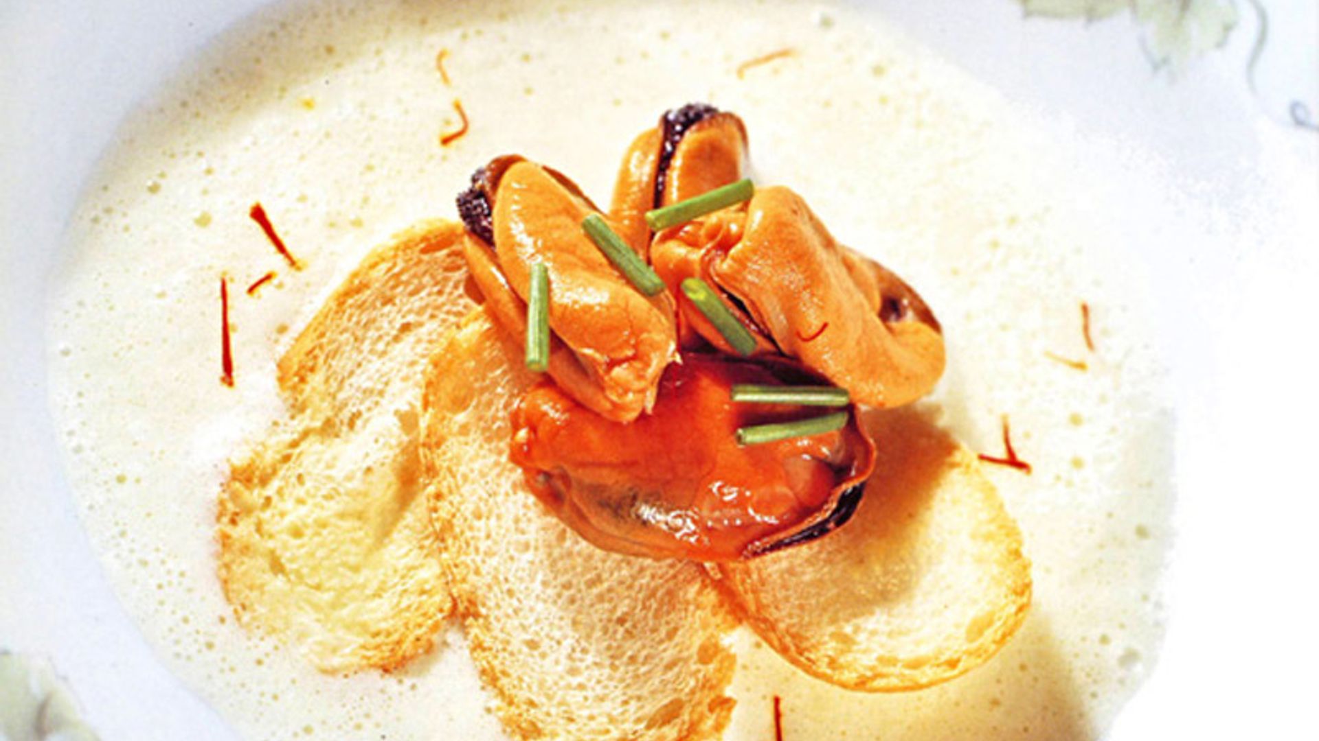Sopa fría de mejillones al azafrán