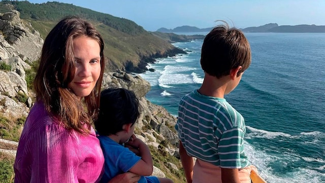 Jessica Bueno y sus hijos en el verano de 2023