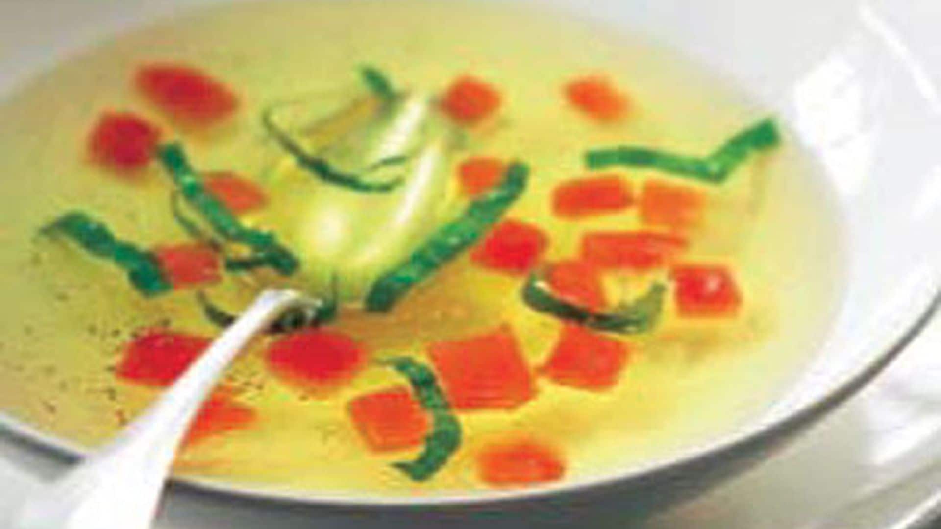 Sopa fría de tomate y albahaca al jerez