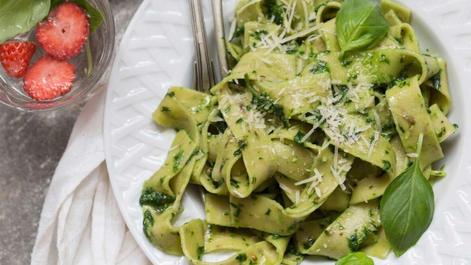 Cintas de pasta con salsa 'pistou'