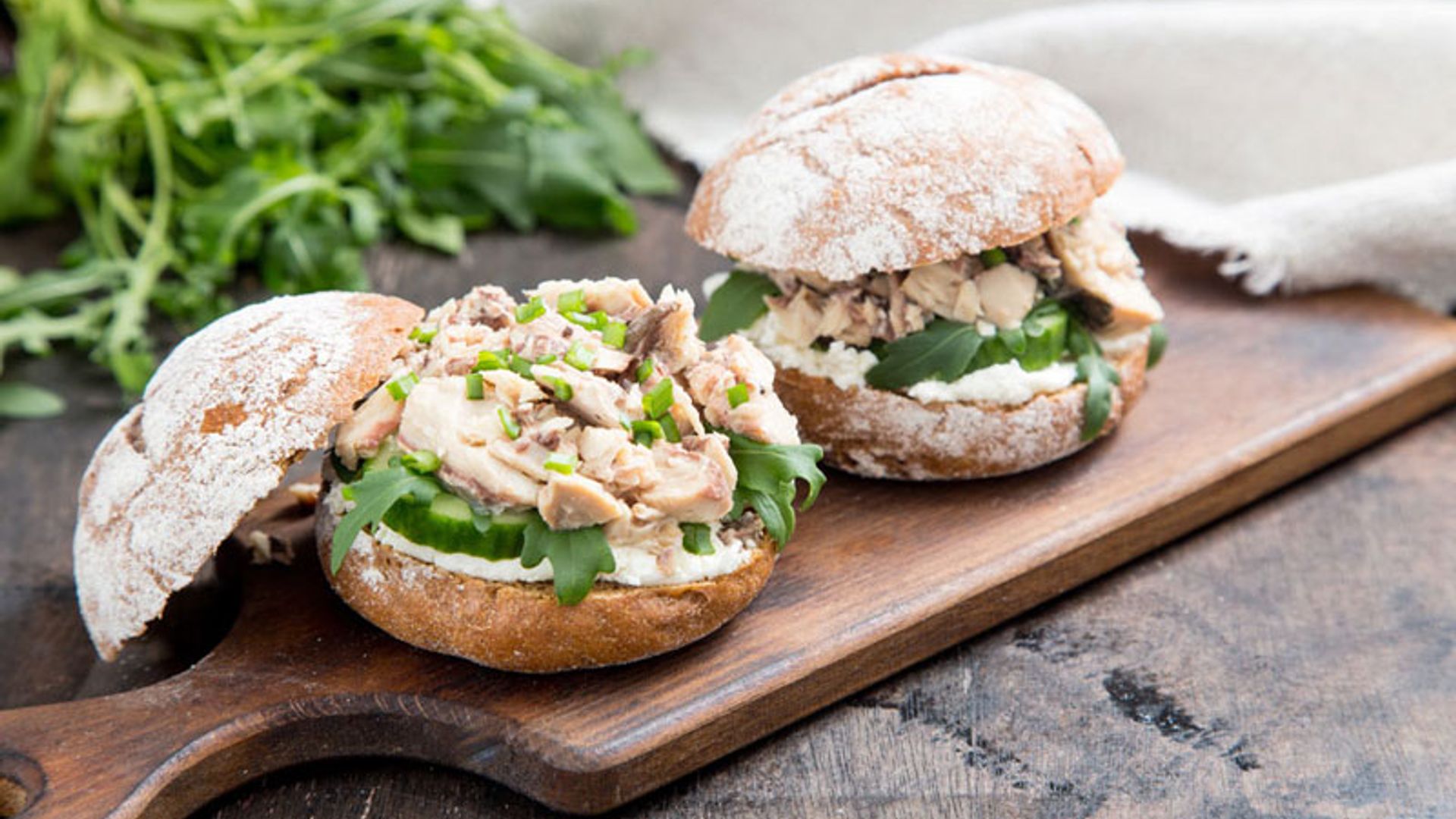 Bocadito de atún con pepino y rúcula