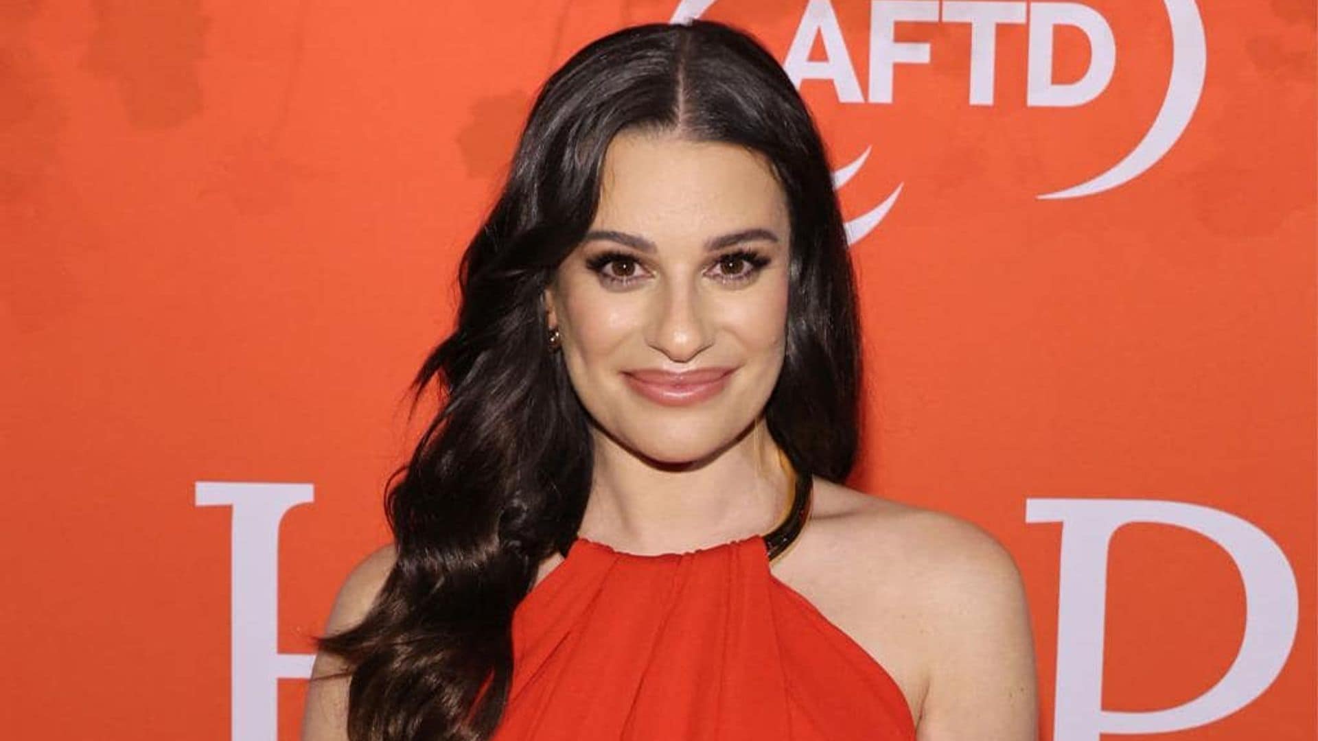 Lea Michele debuta su ‘baby bump’ en un maxivestido rojo