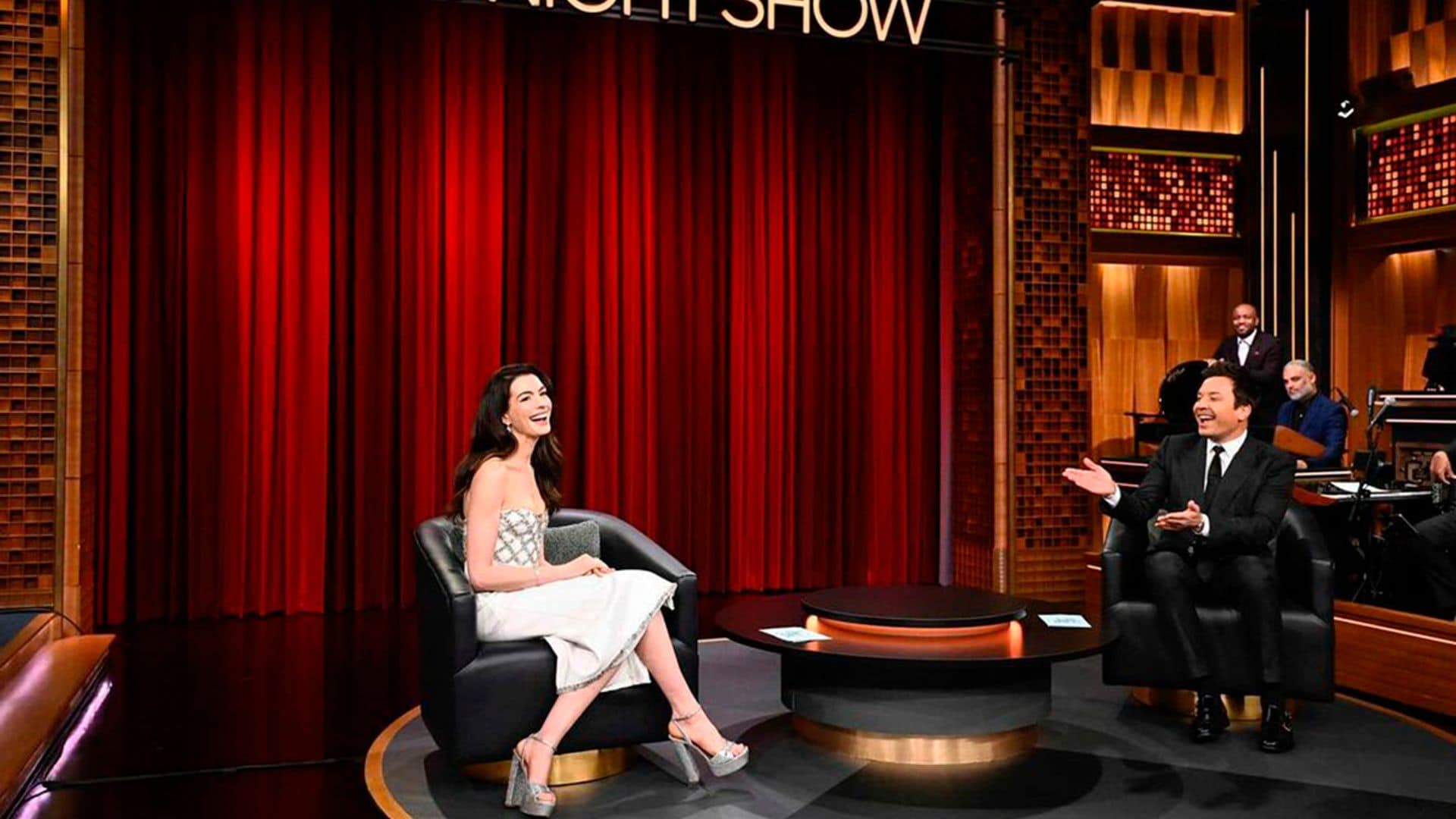 Anne Hathaway conquista la televisión americana con un dos piezas de cristales y plataformas metalizadas