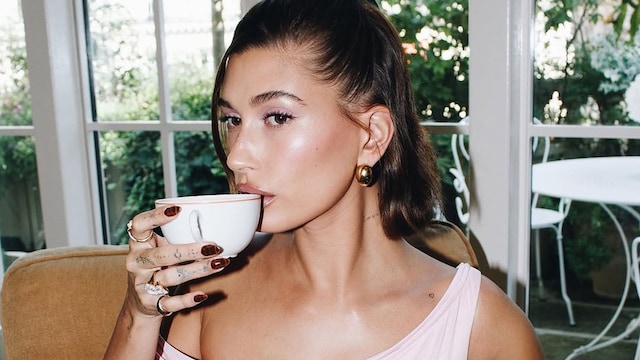 Hailey Bieber café