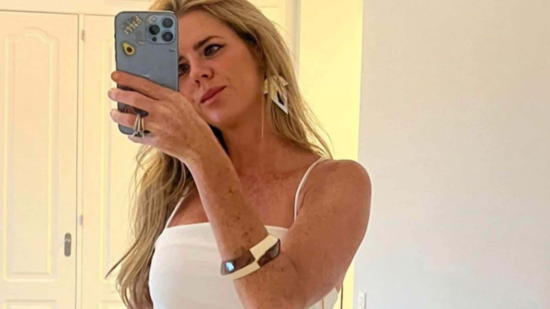 El truco de Amelia Bono para lucir elegante y bronceada cuando va de concierto: un vestido blanco de Zara