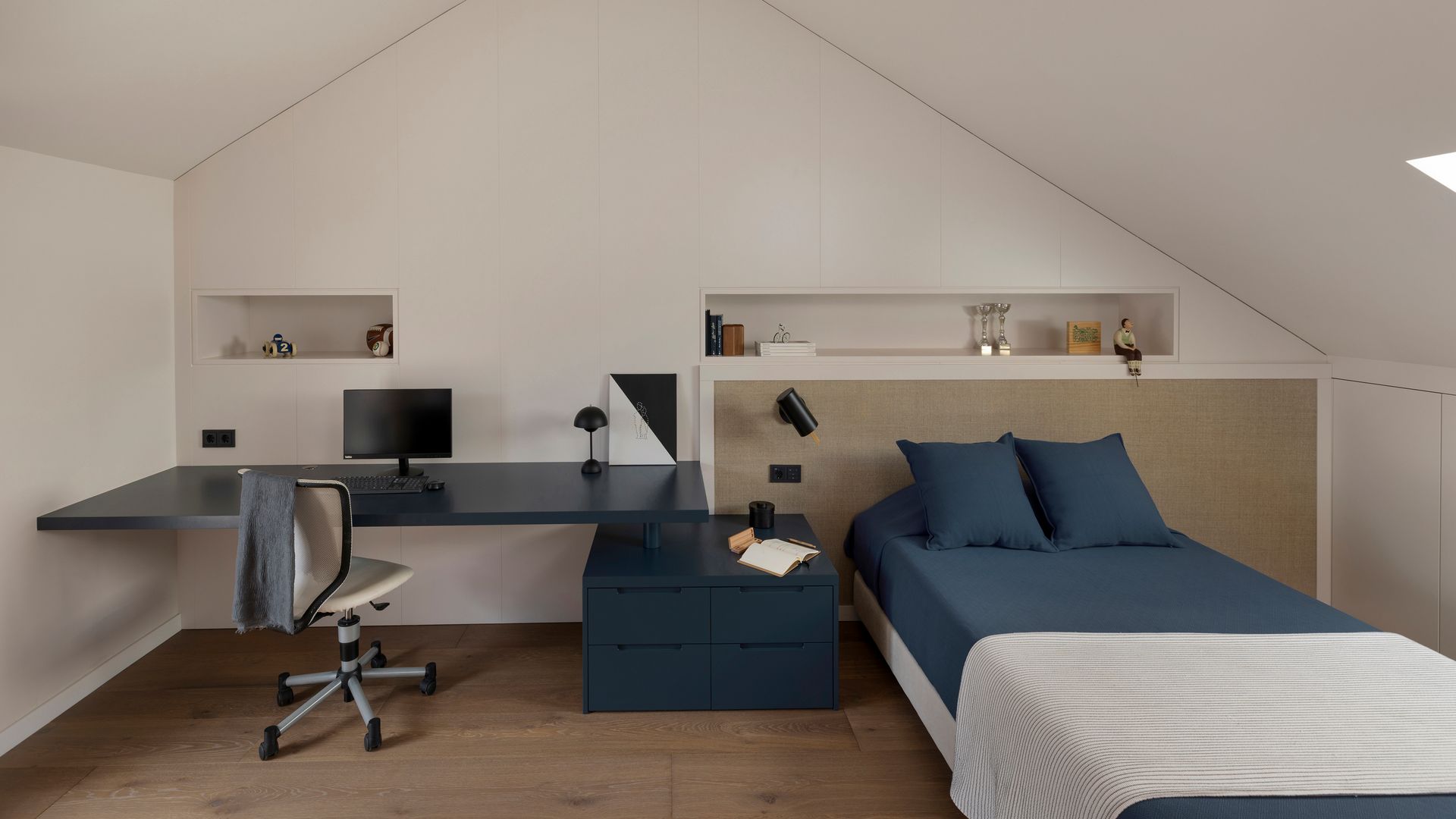 Dormitorio juvenil con escritorio integrado