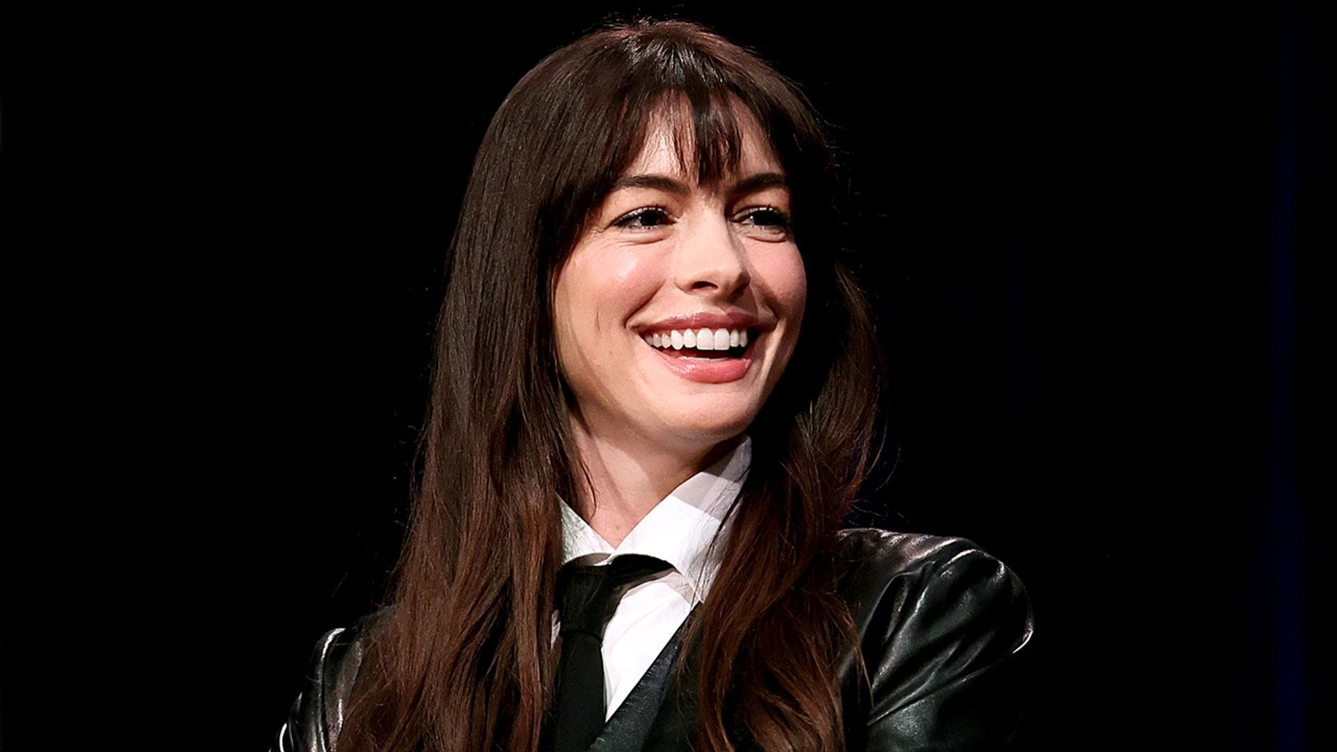 Anne Hathaway, enamorada de la música latina ¡y obsesionada con Rosalía!