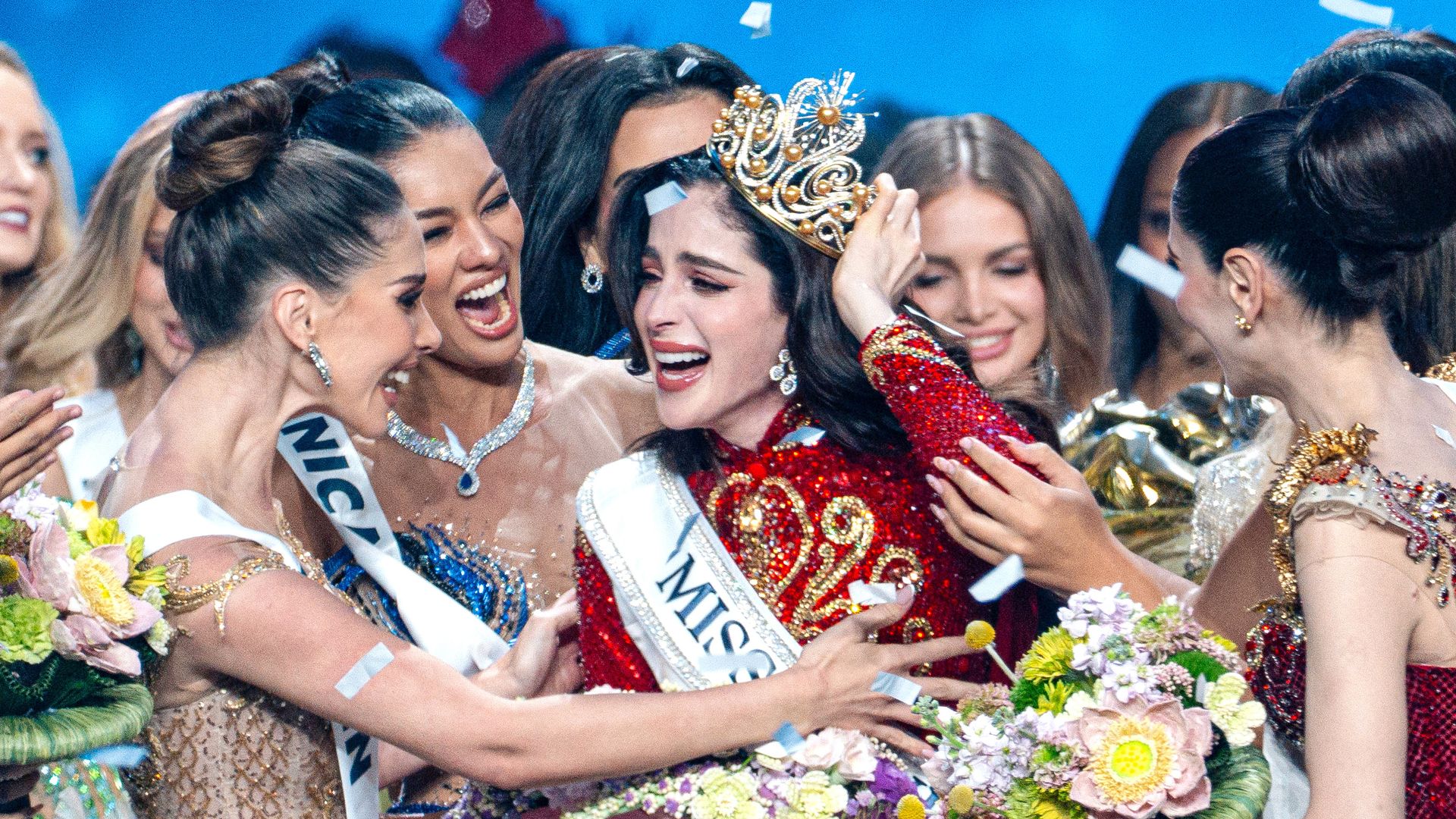 Miss Universe 2025, Fátima Bosch, celebra su triunfo junto a las demás participantes