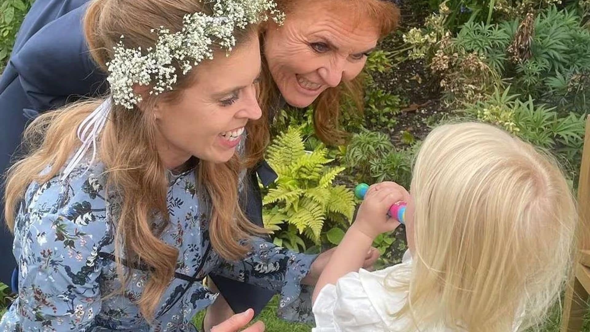 Sarah Ferguson, con su hija Beatriz y su nieta Sienna