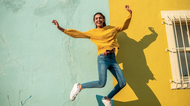 mujer feliz saltando 