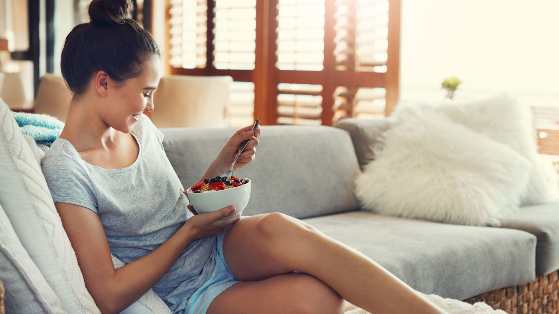 Los alimentos saludables que no deben faltar en tus 'snacks' veraniegos