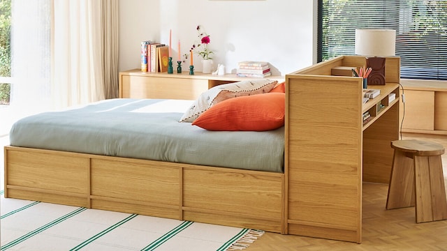 Cama de madera con cabecero integrado