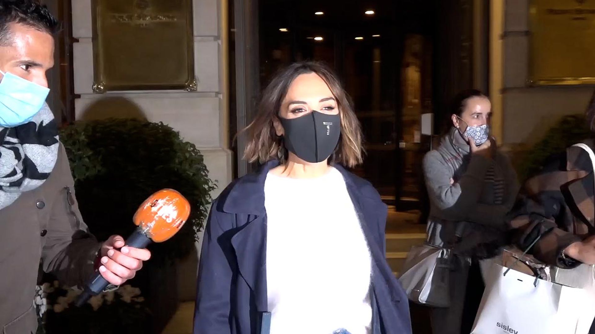 La reacción de Tamara Falcó cuando le preguntan por el beso protagonista de ¡HOLA!