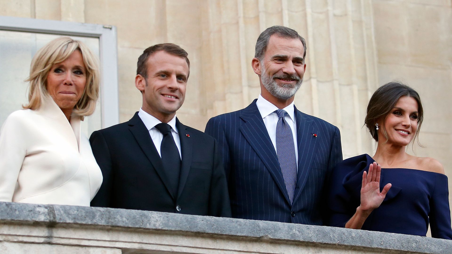 Los reyes de España, don Felipe y doña Letizia, posan junto al presidente francés, Emmanuel Macron, y su esposa, Brigitte Macron