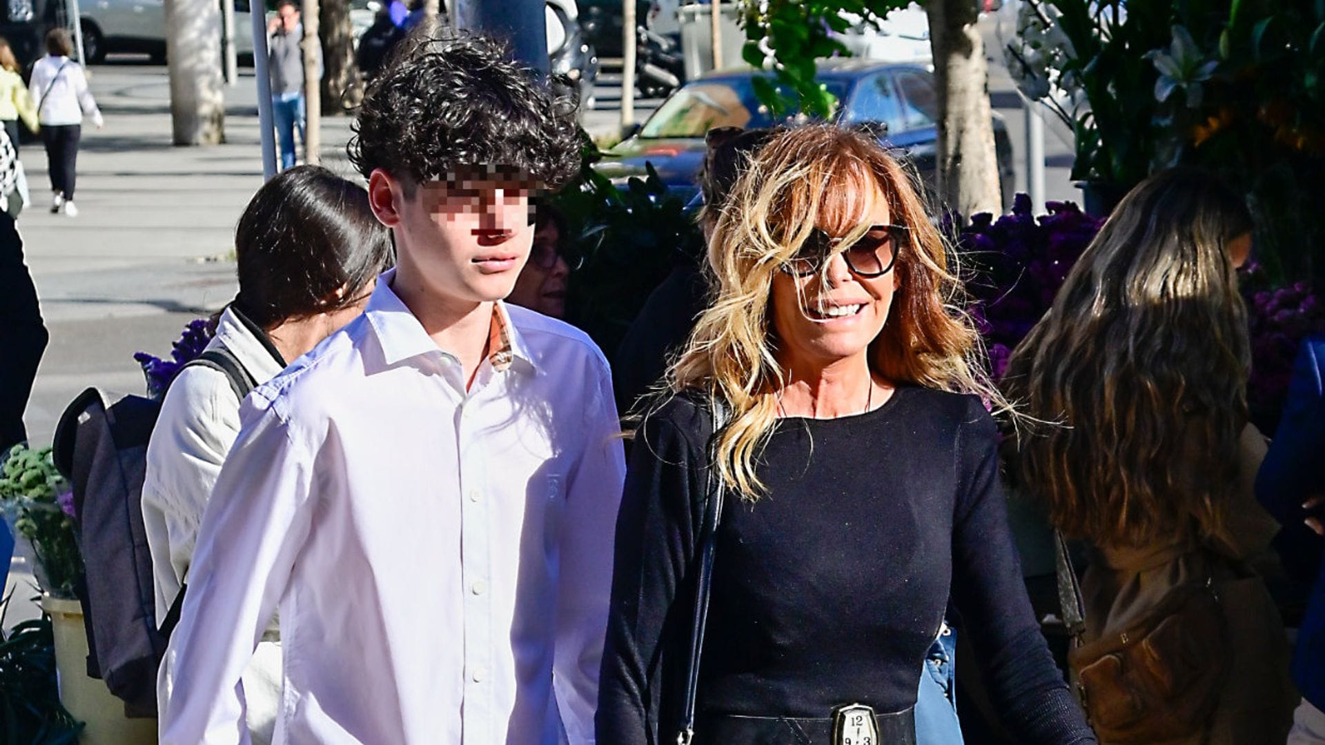 Lara Dibildos despide a su madre arropada por su hijo menor y Álvaro Muñoz Escassi en un emotivo funeral