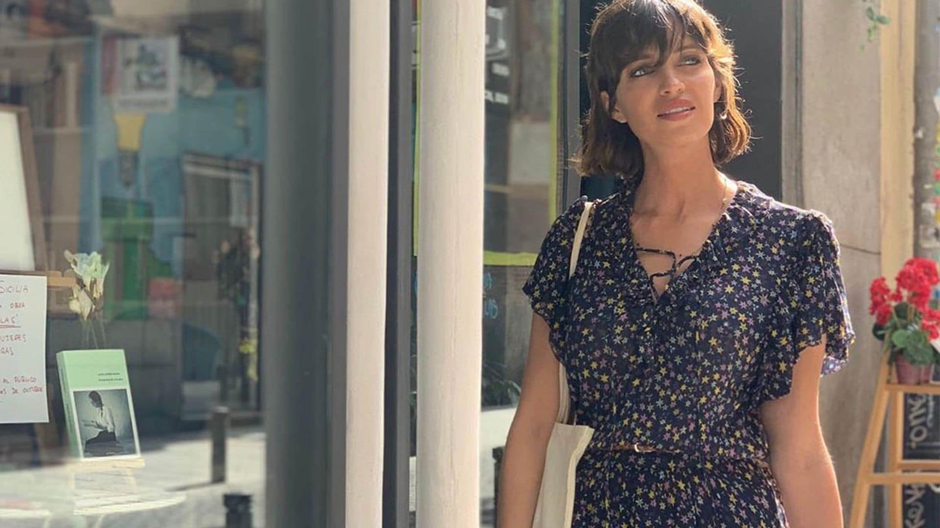 ¿Y si el vestido estampado que buscas fuera el de estrellas de Sara Carbonero?