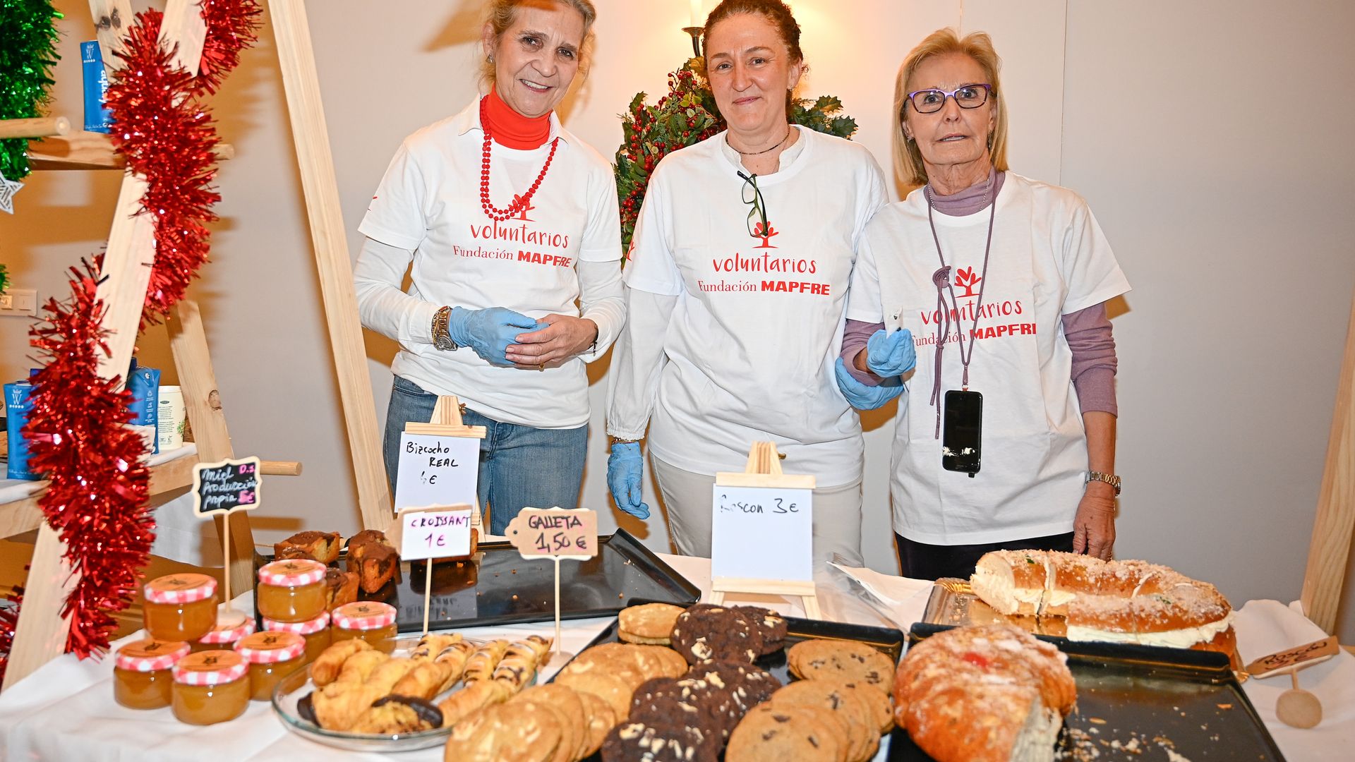 La infanta Elena, pastelera por un día y protagonista de la jornada benéfica del Mercadillo Solidario de Mapfre en Madrid