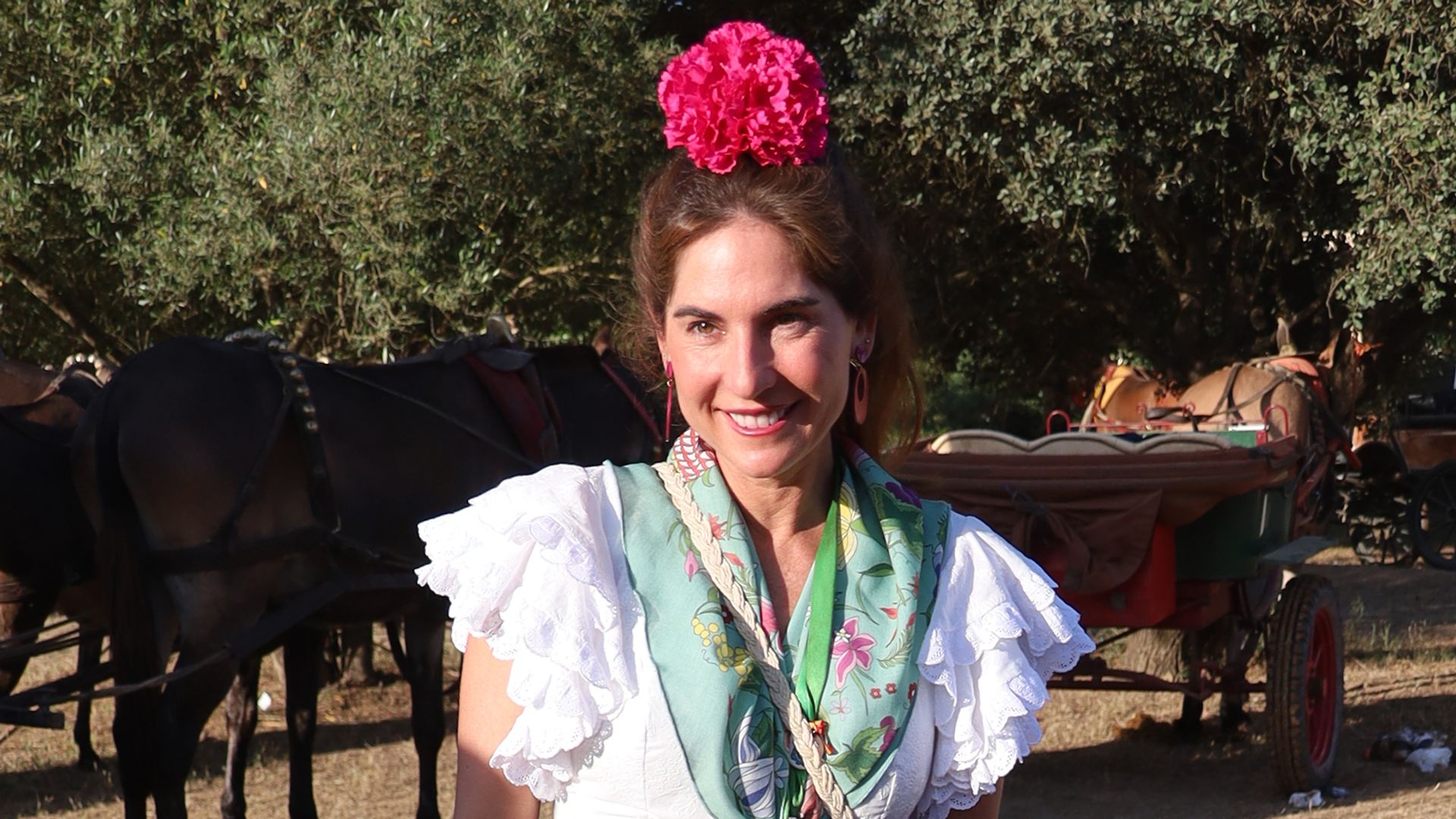 Lourdes Montes con falda rociera en El Rocío 2026.