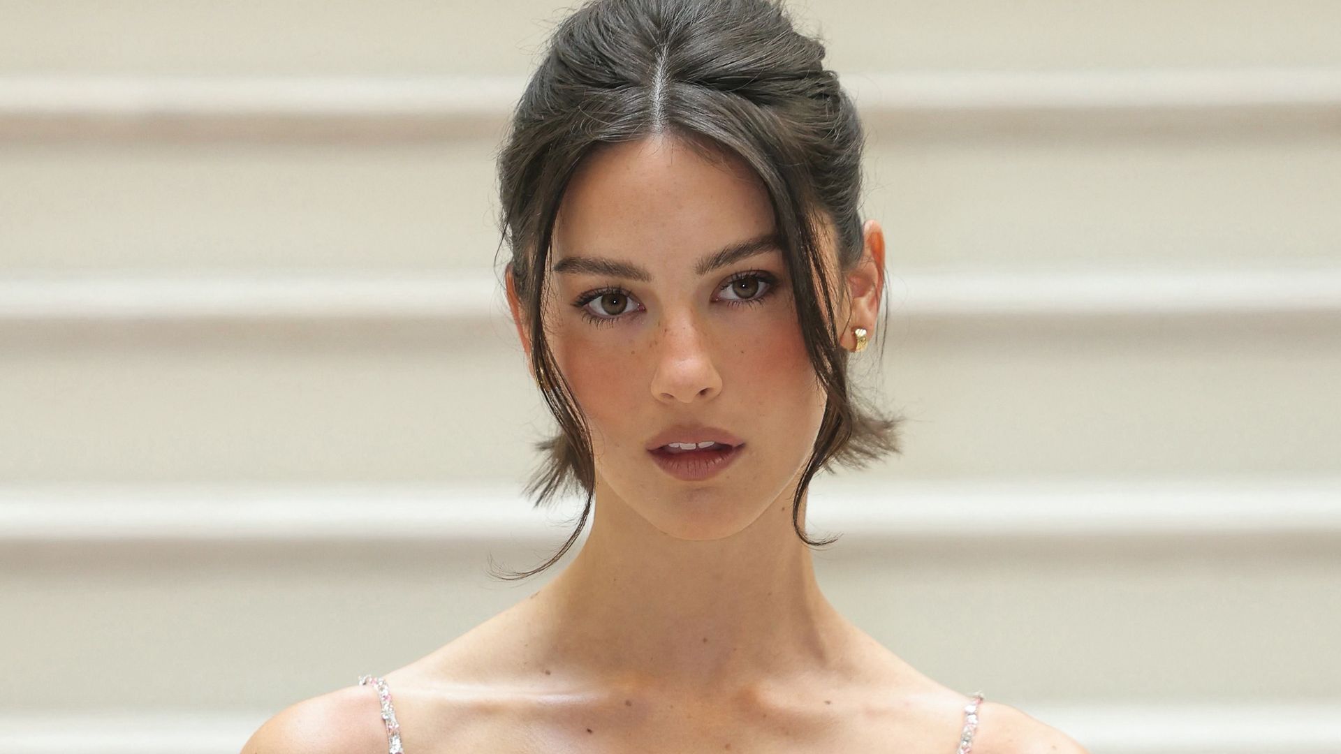 Gracie Abrams, a su llegada al desfile de Alta Costura Otoño/Invierno 2025-2026 de Chanel, en París (julio de 2025)