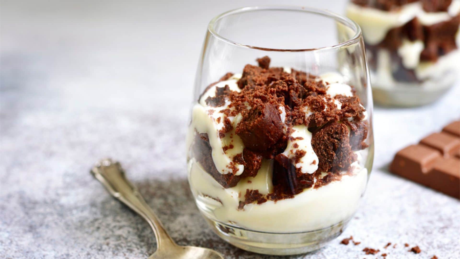 Vasitos con 'brownie' y yogur griego