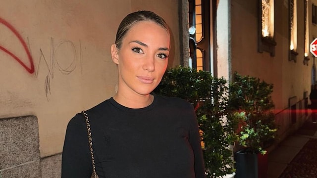 Plano medio de Alice Campello con total look negro