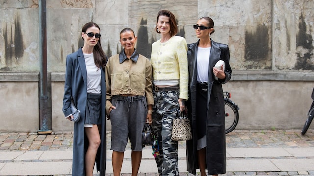 Annabel Rosendahl lleva abrigo gris, pantalones cortos, camisa, bolso & Janka Polliani lleva chaqueta beige, pantalones cortos grises, bolso Miu Miu & Marianne Theodorsen lleva chaqueta amarilla, pantalones de camuflaje, bolso animal print & Darja Barannik lleva abrigo de cuero negro, bolso blanco, falda, camisa blanca fuera de Rotate durante el cuarto día de la Semana de la Moda de Copenhague (CPHFW) SS25 el 08 de agosto 2024 en Copenhague, Dinamarca. 