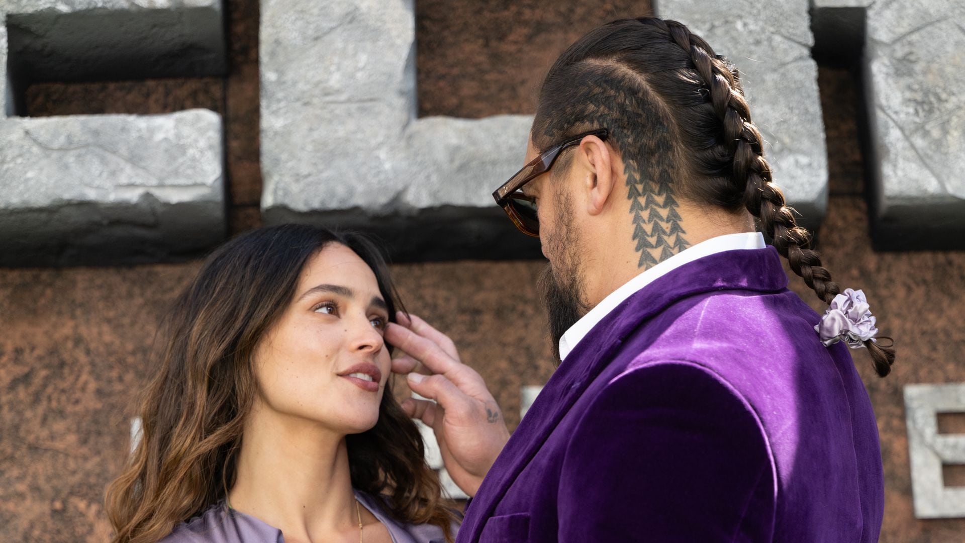 Quédate con quien te peine como Jason Momoa a su novia en plena alfombra roja