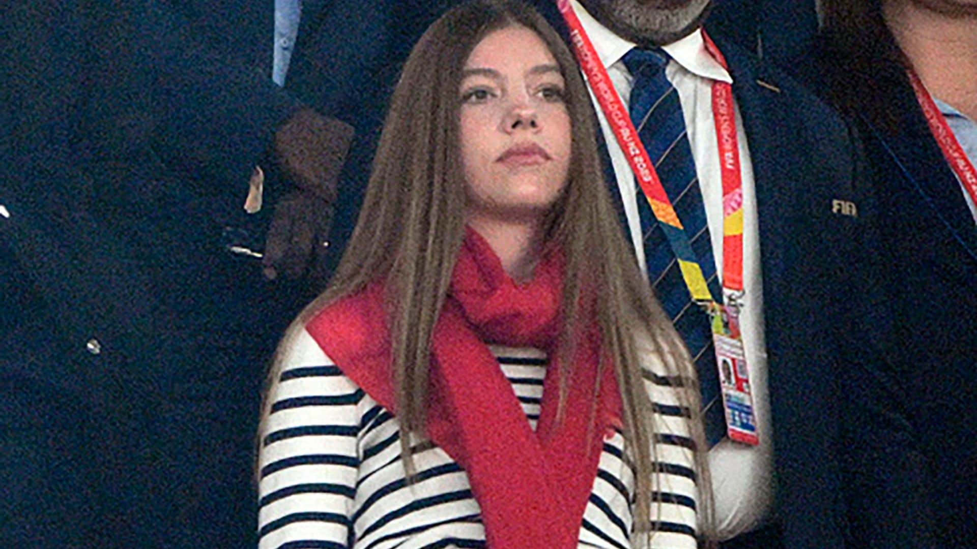 La infanta Sofía estrena en Sídney el 'total look' que adoran las parisinas: top marinero y pantalones