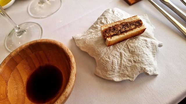 Galianos en versión 'katsu-sando', uno de los platos más creativos del restaurante Epílogo, basado en la tradición gastronómica castellanomanchega.