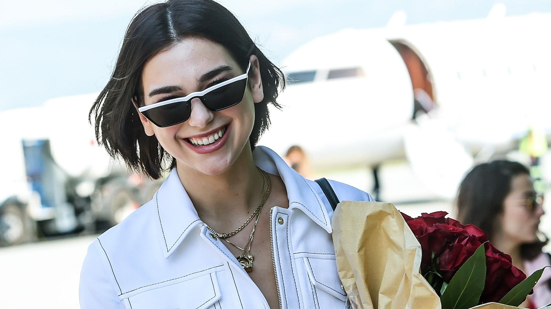 Dua Lipa: los trucos de belleza que aplica cuando está de viaje
