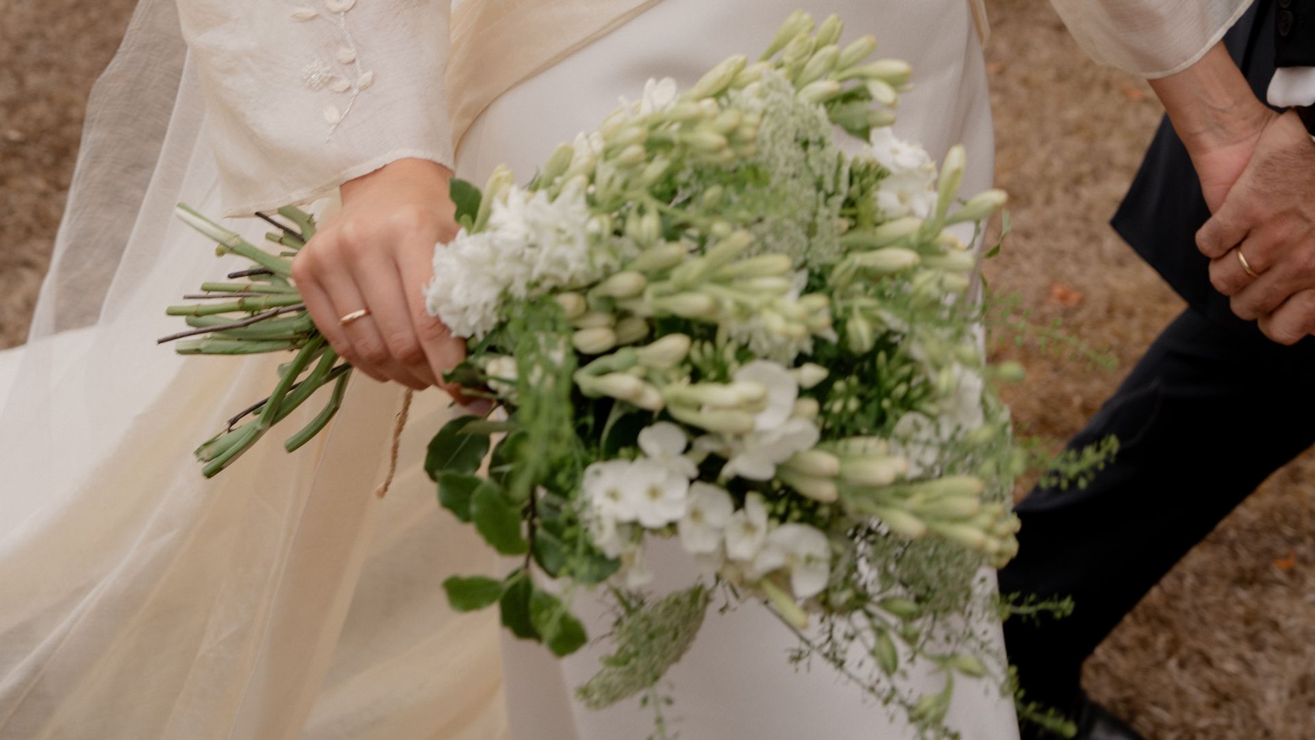 Ramos de novia de nardos, la flor de tallo largo con el mejor aroma del verano y también la que más estiliza