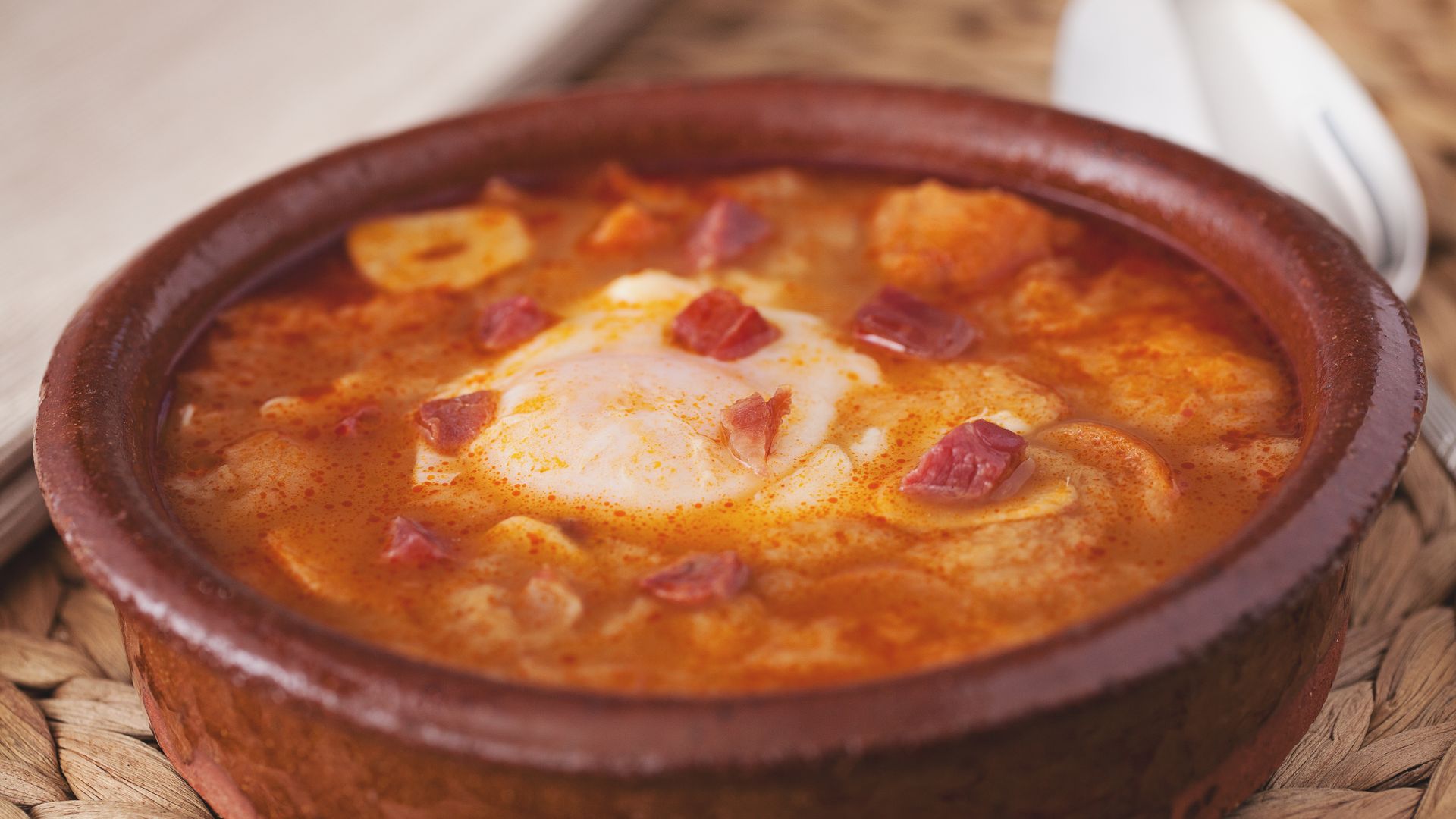 Sopa castellana en cazuela de barro