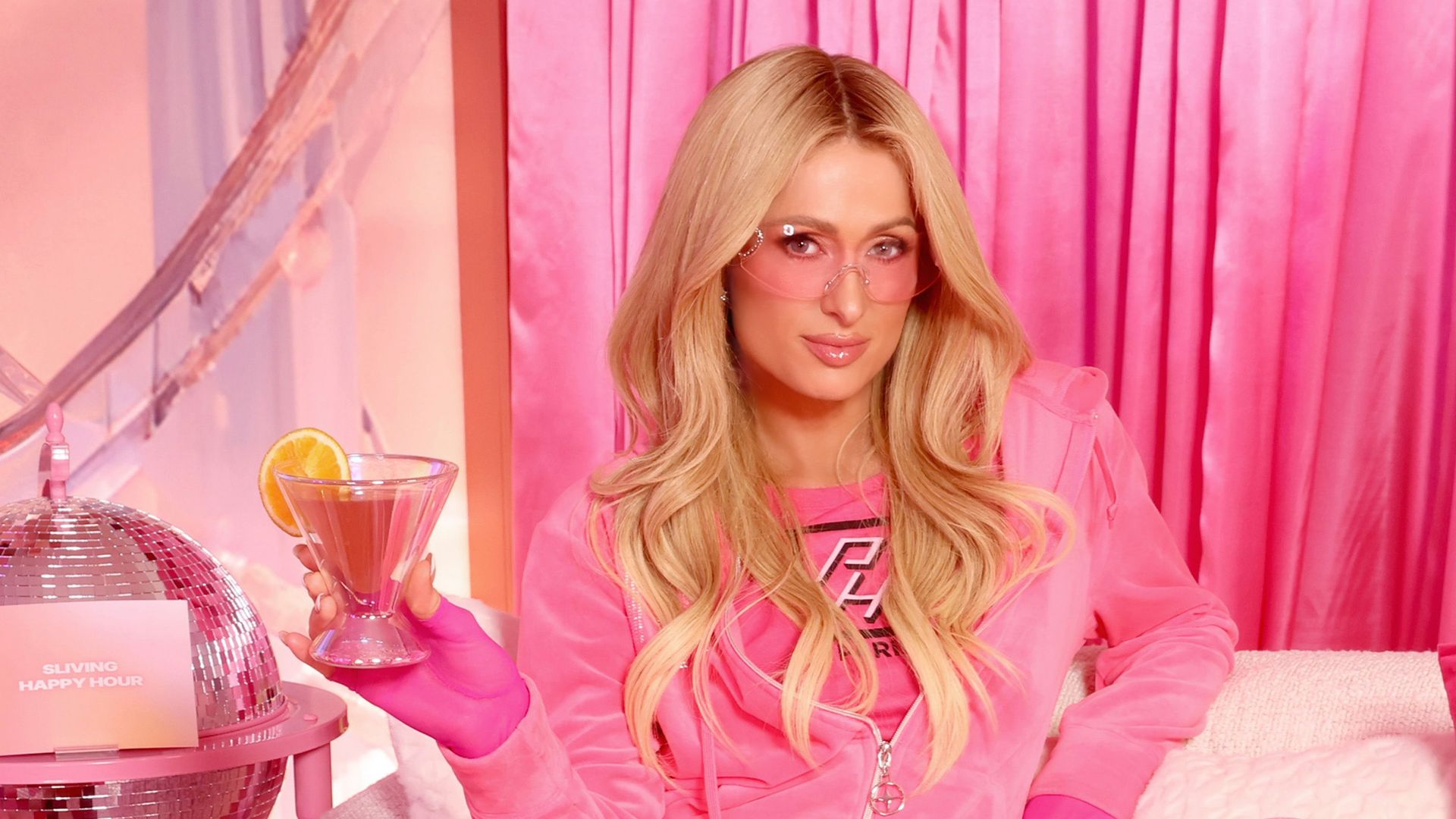 Así ha cambiado Paris Hilton en su 45 cumpleaños: "Una madre, una estrella del pop y, para siempre, una chica fashion"