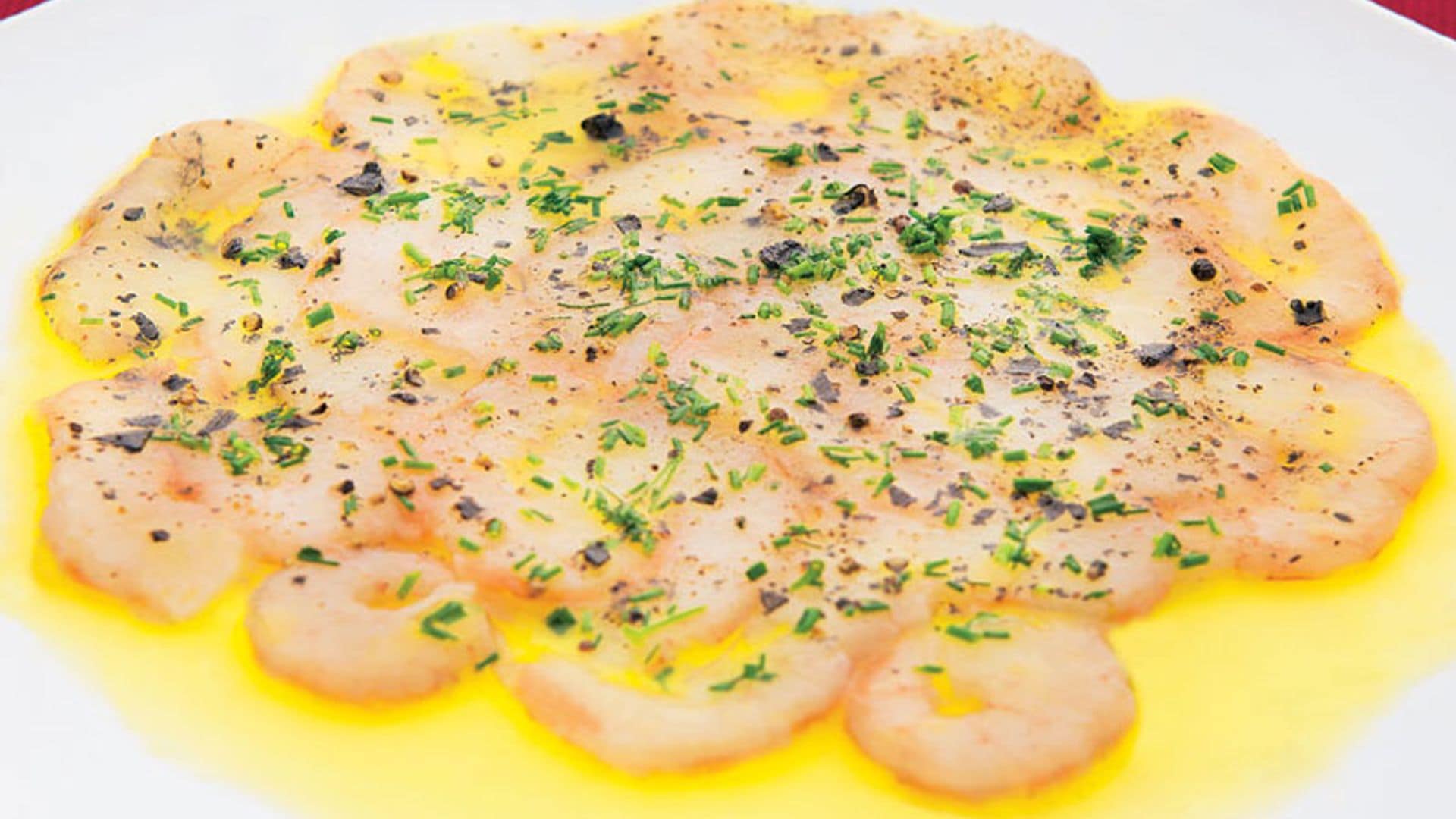 Carpaccio de gamba blanca con sal negra