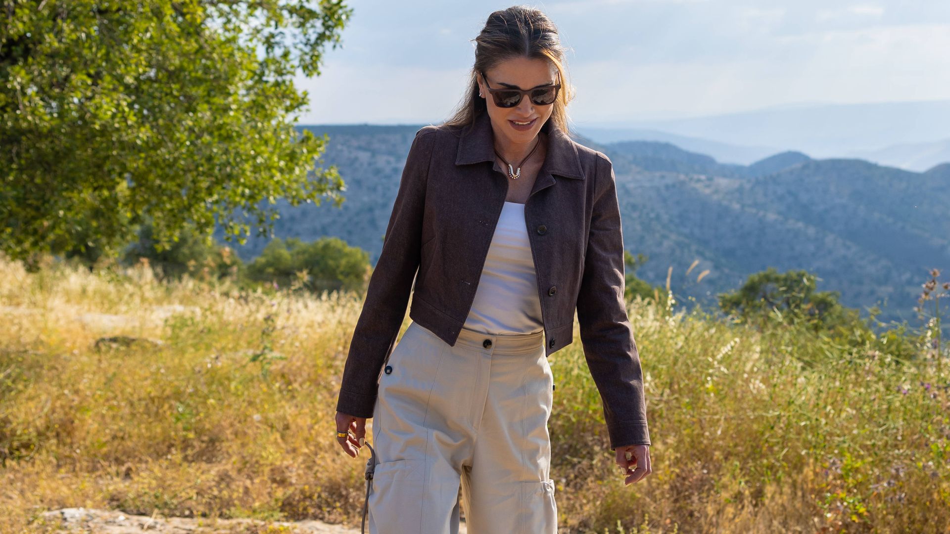 ​Rania de Jordania cambia radicalmente de estilo: del brillo de las lentejuelas a un look de exploradora moderna