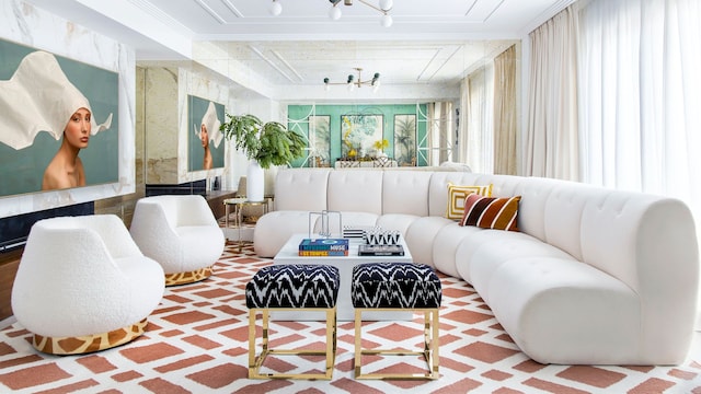 Salón moderno con sofá y dos butacas blancas