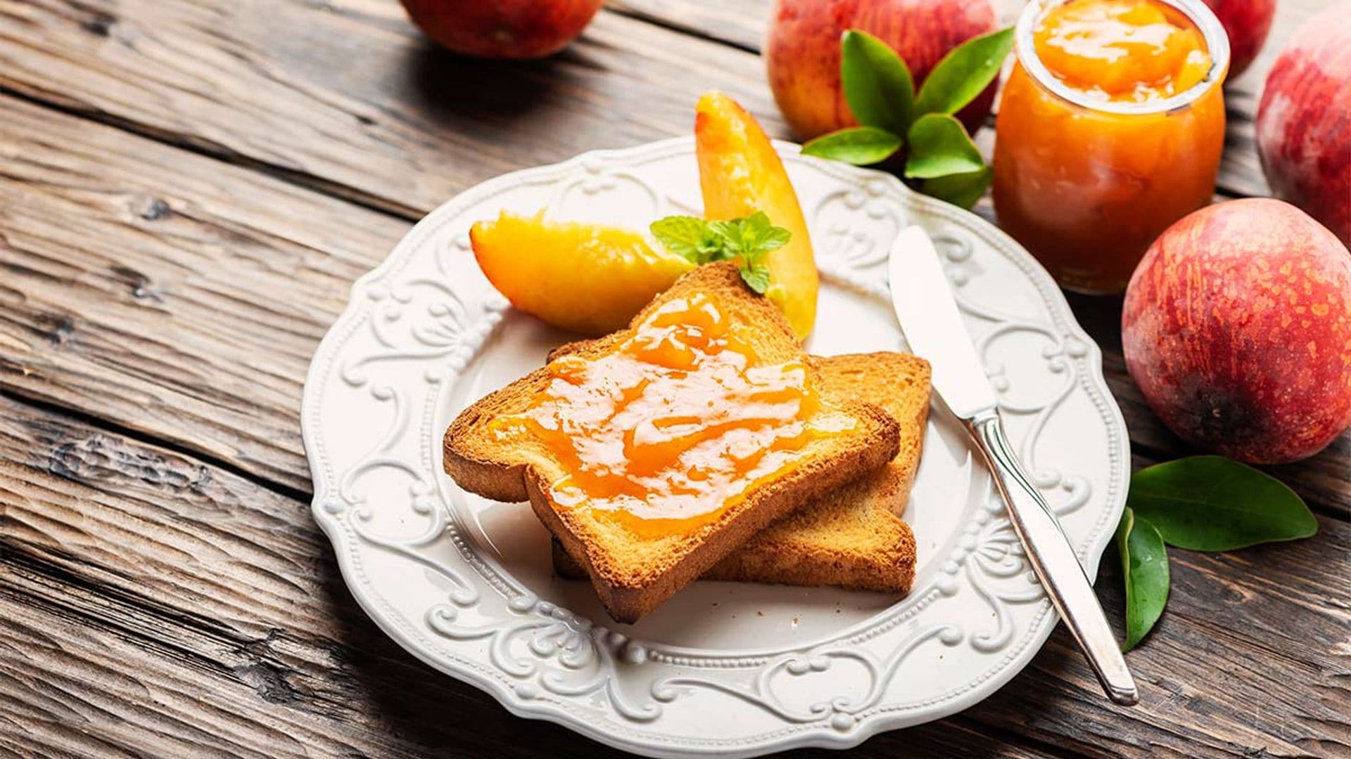 Tostadas con mermelada de melocotón casera