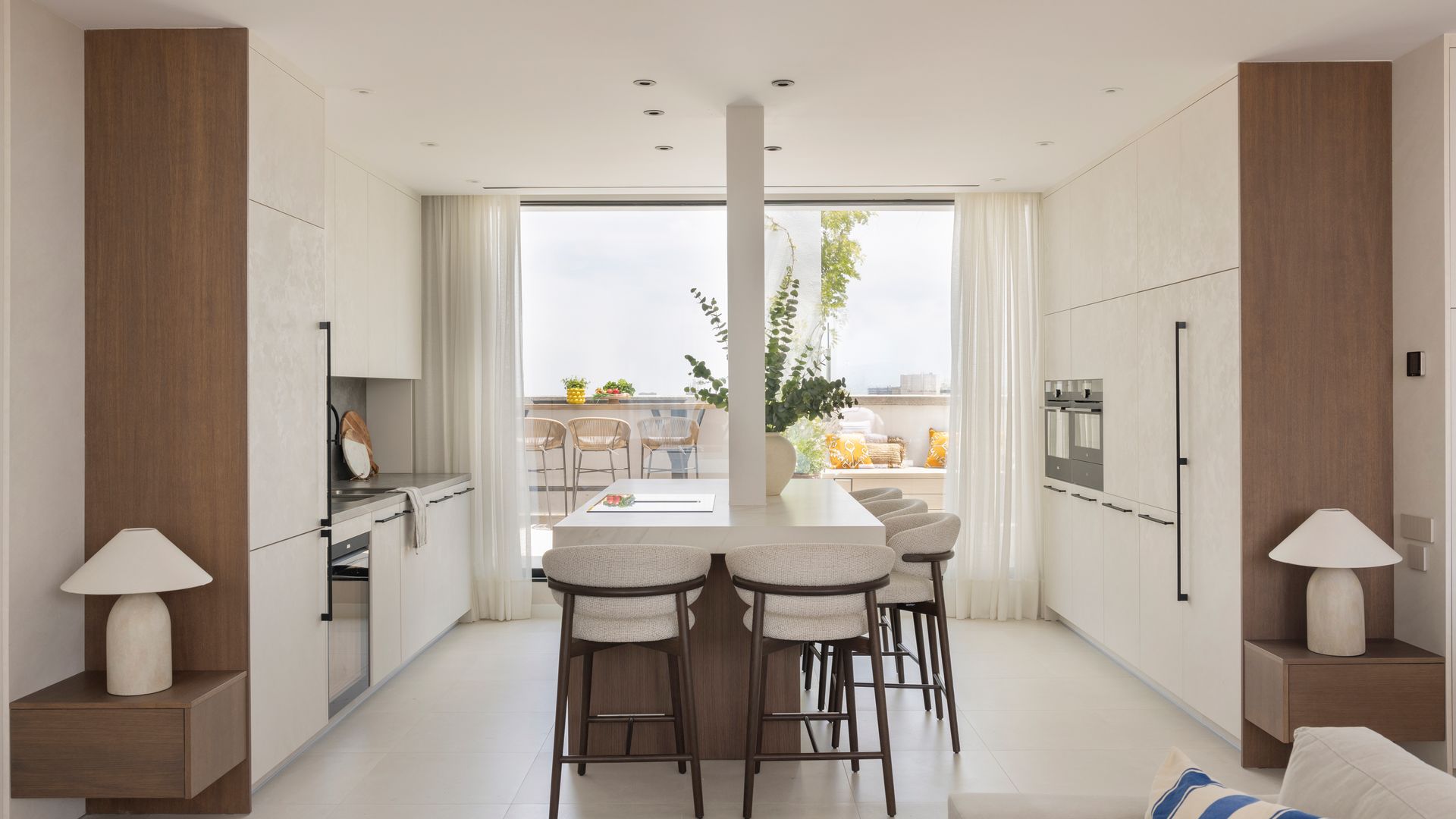 Cocina abierta y conectada con la terraza