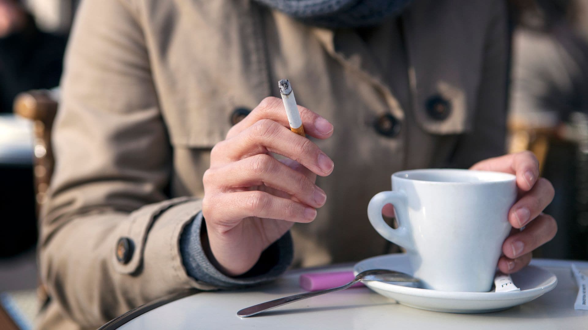 Chica fumando en una terraza 