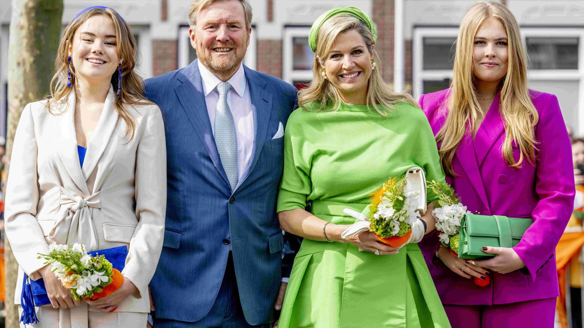 Máxima apuesta sobre seguro con un look 'vitamina' y un bolso de su hija pequeña