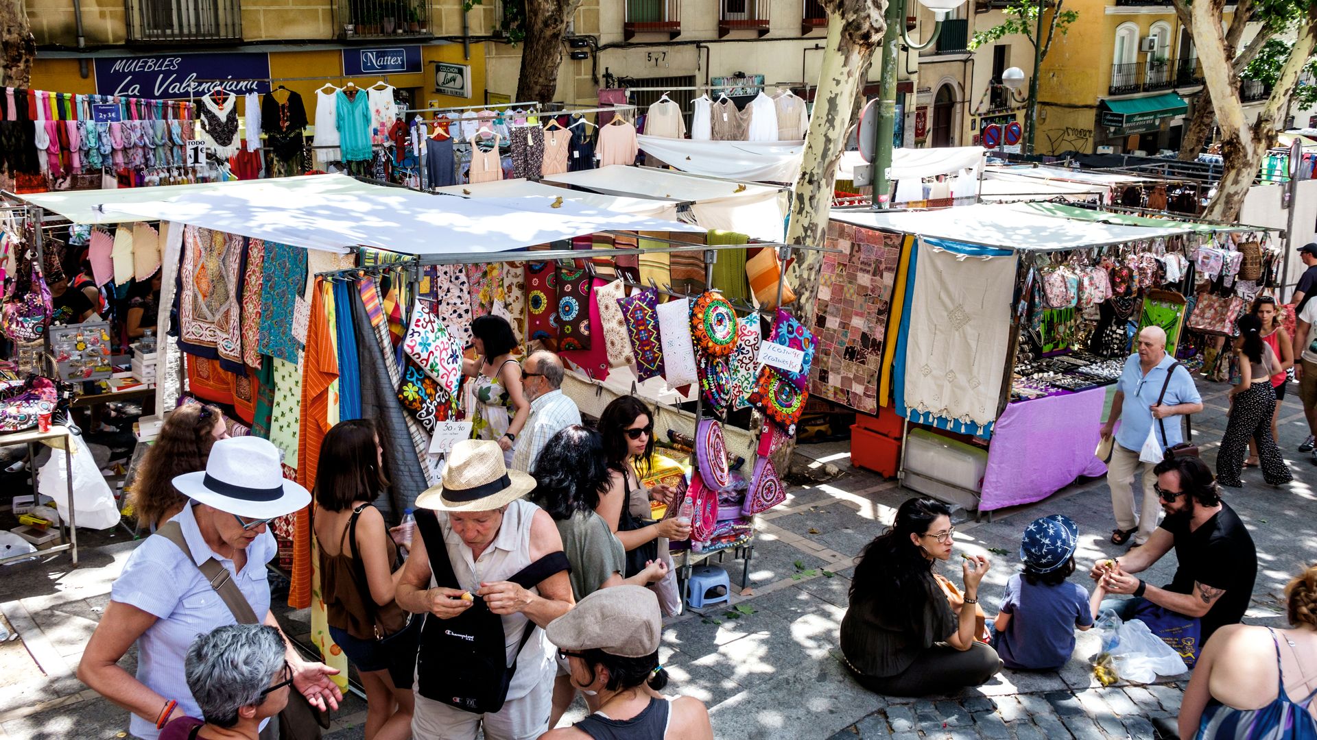 Puesto de bolsos artesanales en El Rastro, Madrid