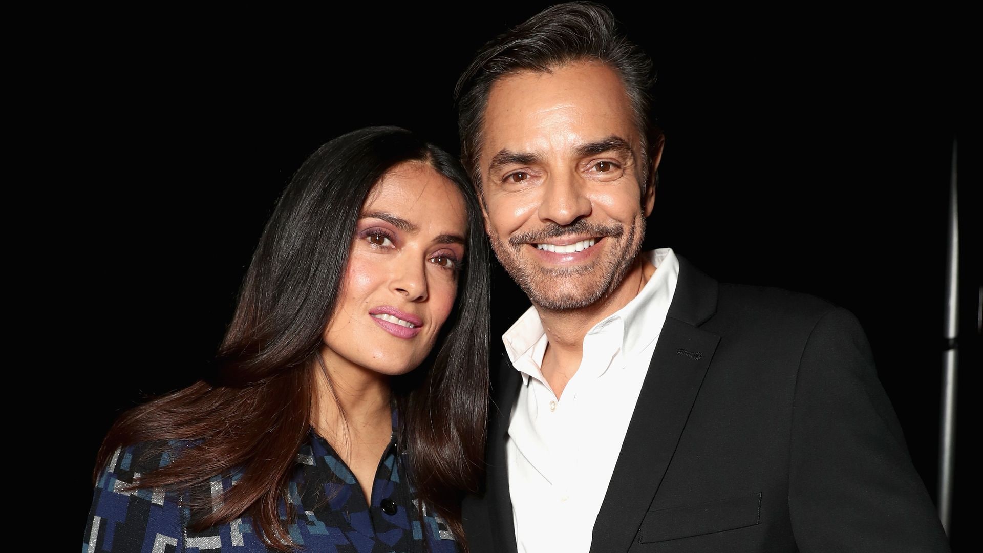 Salma Hayek causa sensación bailando con Eugenio Derbez en pleno set de grabación